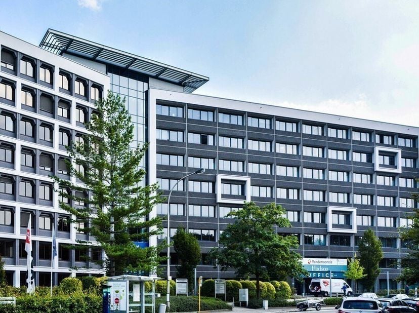 204m² kantoorruimte op 1e verdieping in tussengebouw (uitbreidbaar tot 1188m²)<br />
Ligging: vlot bereikbaar via E17xE40 (klaverblad), met goede visi