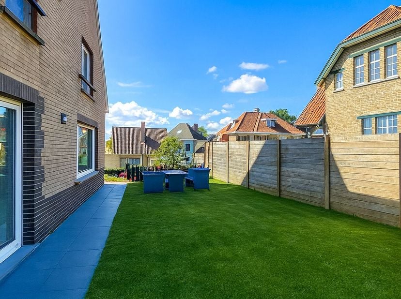 Deze ruime koppelvilla op 310m² met 4 slaapkamers te Koksijde-Bad is een unieke kans voor wie op zoek is naar comfortabele woon- of vakantieverblijf.