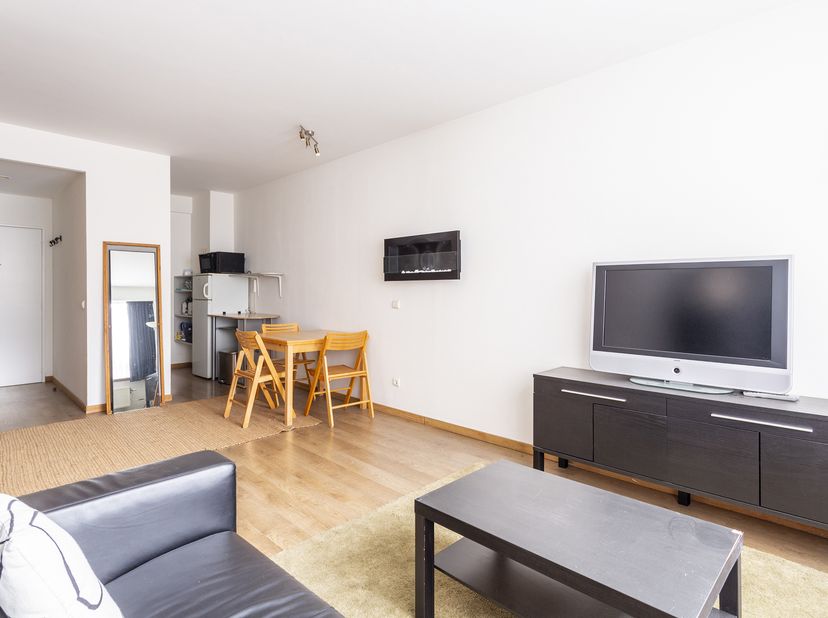 Op een zeer gunstige ligging, pal in de Theaterbuurt, bevindt zich dit volledig gemeubelde studioappartement op de eerste verdieping vlak aan het Thea