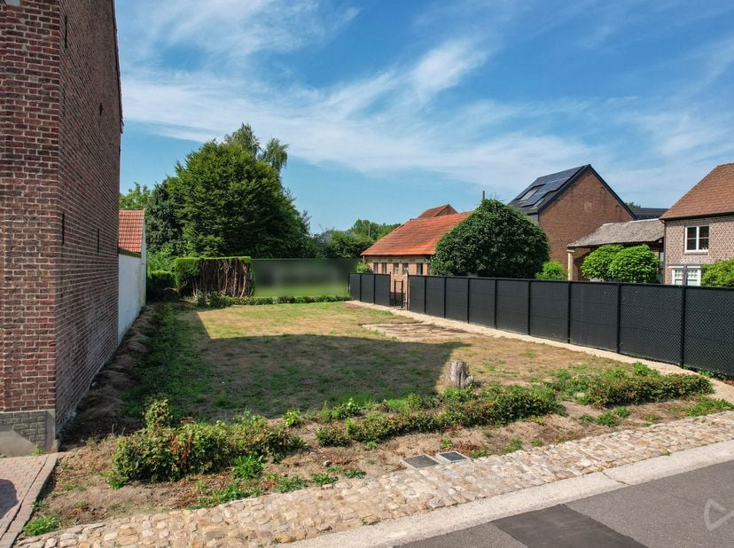 Droom je van bouwen zonder helemaal van nul te moeten beginnen? Deze bouwgrond van 355 m² in een rustige, doodlopende straat in Boutersem wordt aangeb