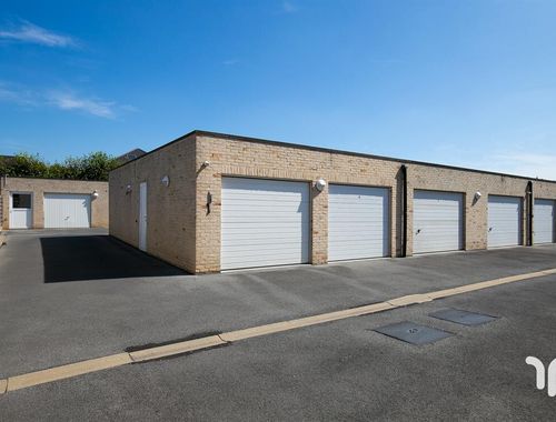                                         Box à vendre à Torhout, € 30.000
