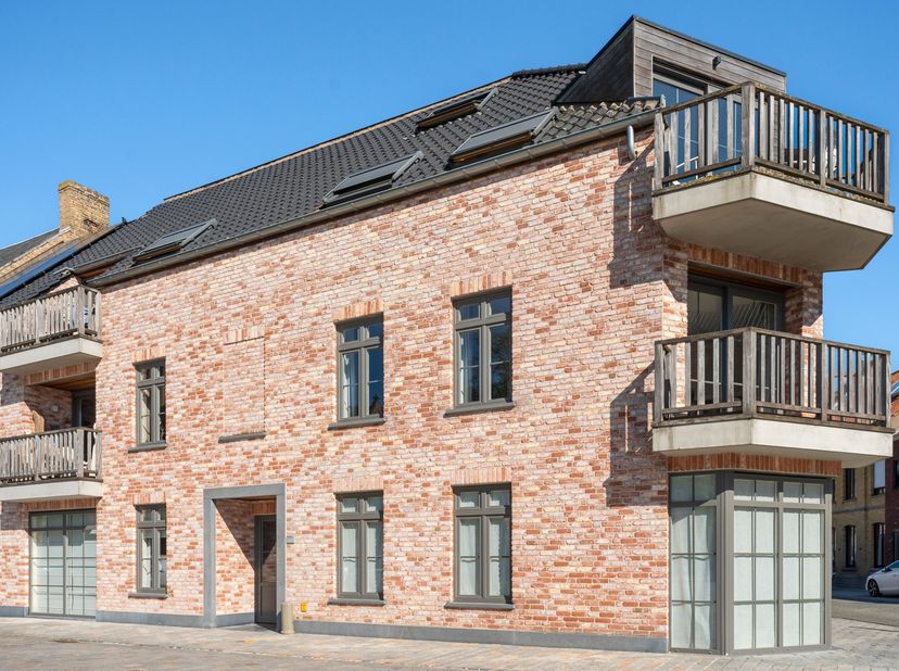 Gezellig appartement met 2 slaapkamers en veel lichtinval, dicht bij alle voorzieningen. Gebouwd in 2016 en voorzien van een EPC A.<br />
Troeven:<br