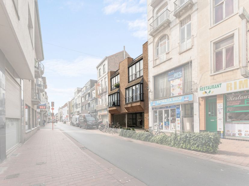 Op slechts enkele meters van het strand en de zee van Blankenberge vind je deze unieke combinatie van commerciële ruimte (190 m²) en ruime duplex met
