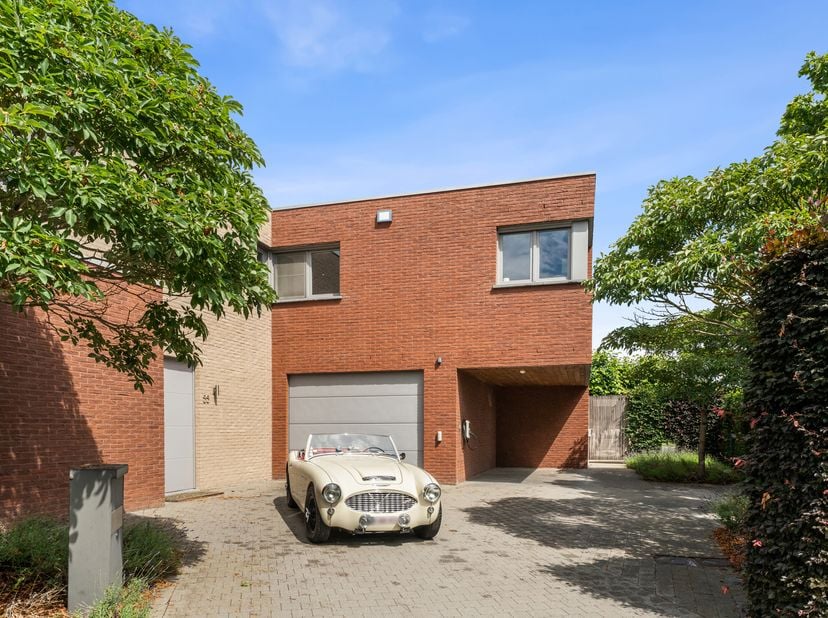 Bent u op zoek naar een ruime, perfect onderhouden woning met tal van mogelijkheden? Dan is deze instapklare woning gelegen aan de Aststraat 55 te War