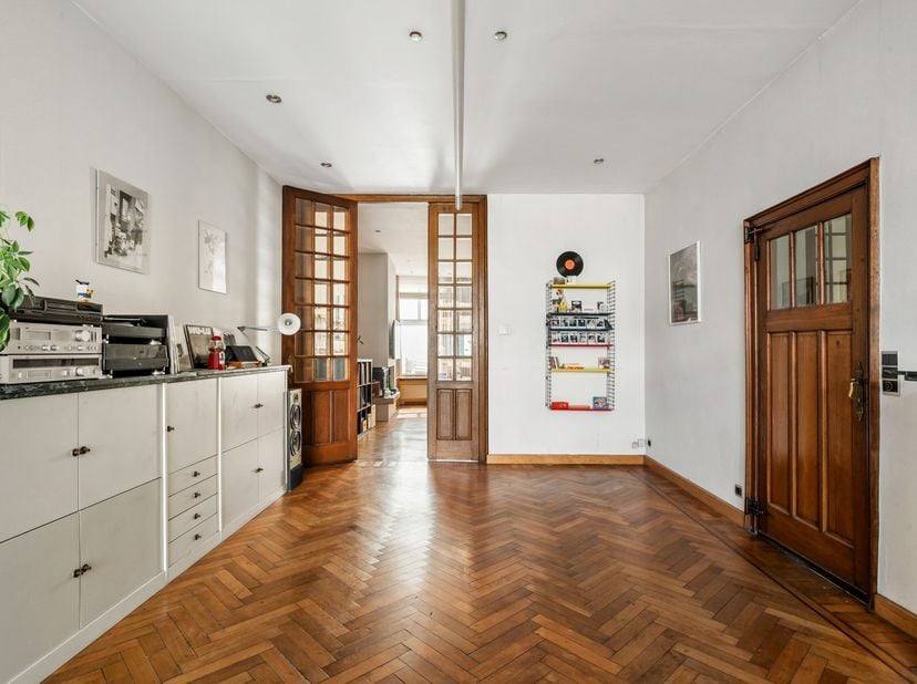Zoek je een woning waar charme, ruimte en lichtinval naadloos samenkomen? Welkom in de Bruggestraat 44 te Menen! Deze indrukwekkende gesloten bebouwin
