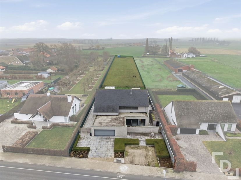 Langs de Langemarkseweg te Boezinge treffen we deze uitzonderlijk ruime en moderne villa aan. Dit architectonisch staaltje van vakmanschap combineert