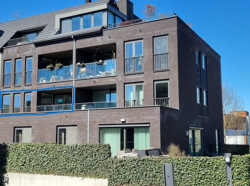Mooi en zonnig appartement met garage, bestaande uit 2 slaapkamers, een ruime woonkamer en een halfopen keuken, volledig uitgerust met een vaatwasser,