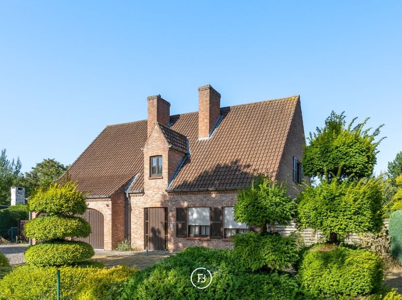 Deze ruime villa uit 1990 is gelegen langs de gegeerde Zeeweg in Varsenare en vormt een interessant renovatieproject voor wie op zoek is naar een soli