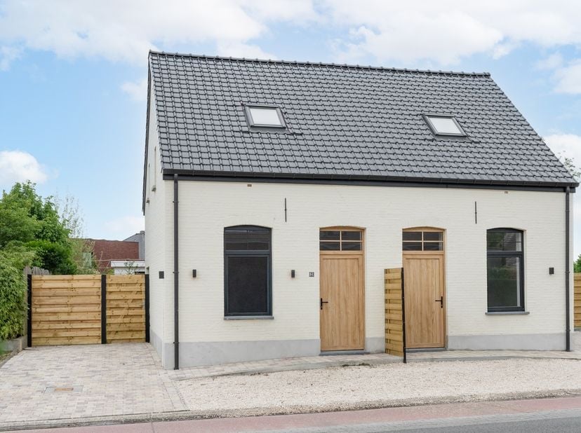 Deze woning vinden we terug op Lutlommel 84 te Lommel, op een steenworp van de Nederlandse grens en alle faciliteiten. De woning werd in 2025 volledig