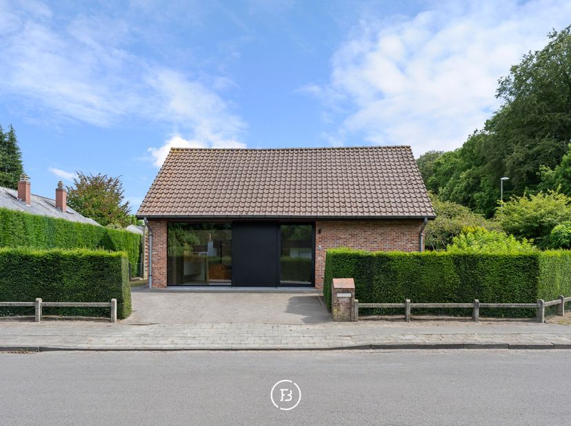 Deze instapklare woning bevindt zich op een perceel van 646 m² en combineert kwalitatief wooncomfort met een bijzonder praktische indeling. De hoogwaa