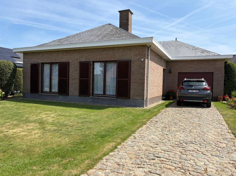 VRIJSTAANDE BUNGALOW MET MOGELIJKHEDEN OP 633m² -<br />
<br />
Bent u op zoek naar een woning die u volledig naar eigen smaak kunt renoveren? Dan bied