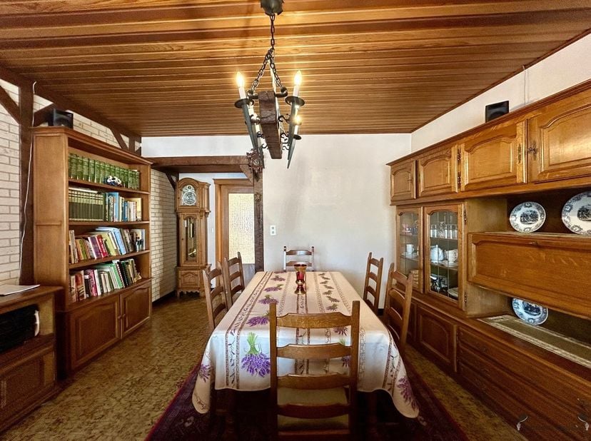 Welkom in deze op te frissen woning in Hamme. Met een bewoonbare oppervlakte van 132 m² op een perceel van 255 m² biedt deze eigendom een praktische i