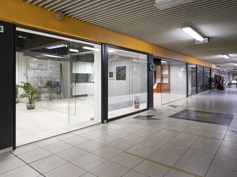 Deze 3 units zijn gelegen op de 1ste verdieping van de Kern en geniet een zeer ruime etalage.<br />
Er zijn verschillende leuke en creatieve zaken gev