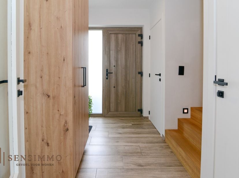 GERENOVEERDE HALFOPEN WONING MET 3 SLAAPKAMERS<br />
In een prachtige, rustige woonwijk in Genk bevindt zich deze mooi gerenoveerde gezinswoning. De l