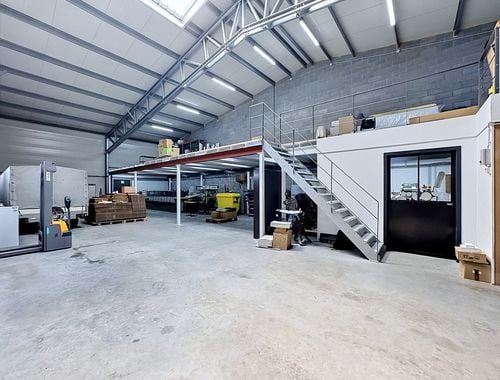                                         Entrepôt avec bureau à vendre à Ciney, € 299.000
