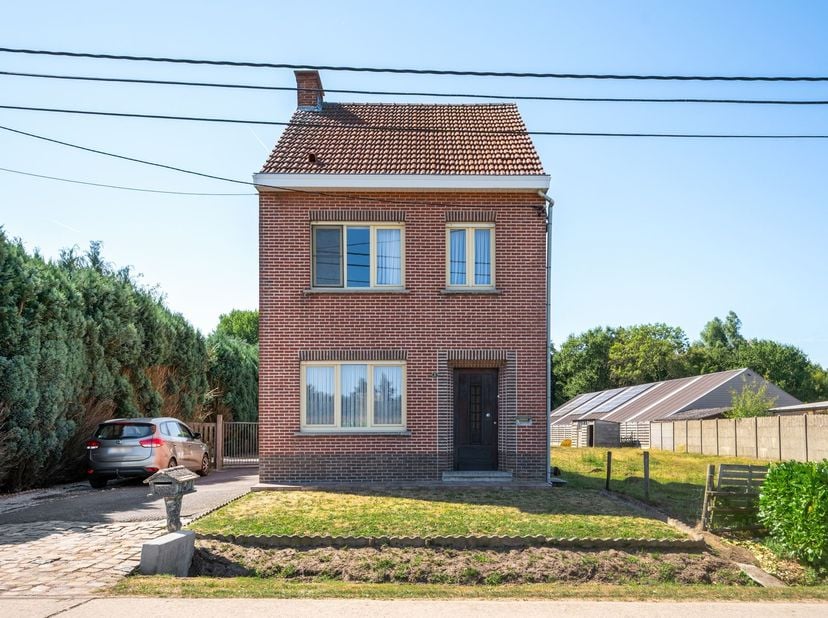 3 slpk woning op 29a 37ca met veel mogelijkheden<br />
<br />
Deze woning gelegen op een mooi groen perceel dateert van 1953 en biedt veel uitbreidi