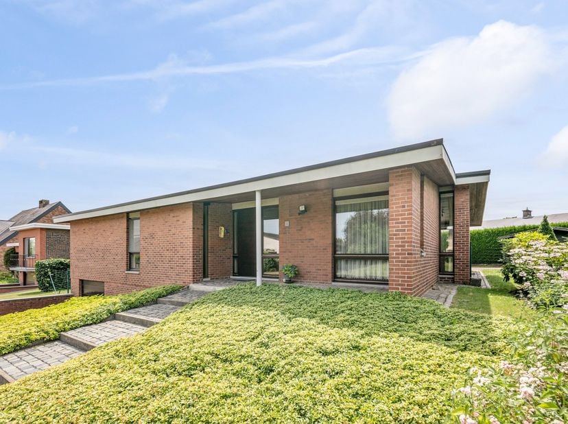 Deze&amp;nbsp;zeer goed onderhouden, doch te renoveren woning&amp;nbsp;is gelegen in de residentiële woonwijk&amp;nbsp;"Diependaal"&amp;nbsp;te Herent, op een perceel