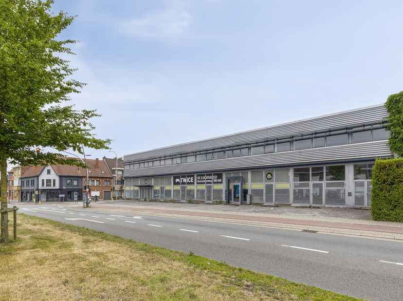 Bien professionnel à vendre à Westlaan 157-163,
                    8800 Roeselare