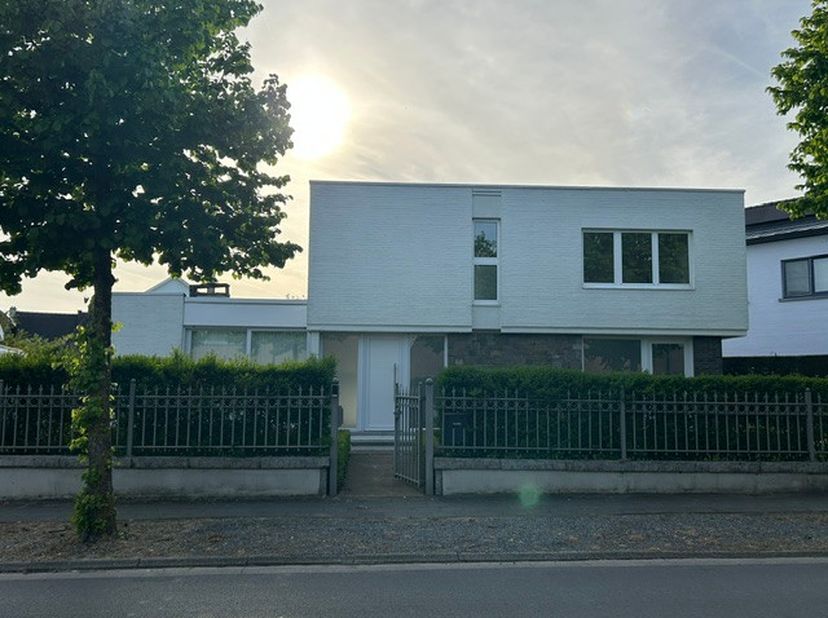 <br />
De woning is&amp;nbsp;volledig instapklaar&amp;nbsp;en afgewerkt met oog voor detail, waardoor u hier zonder zorgen kan intrekken en onmiddellijk genie