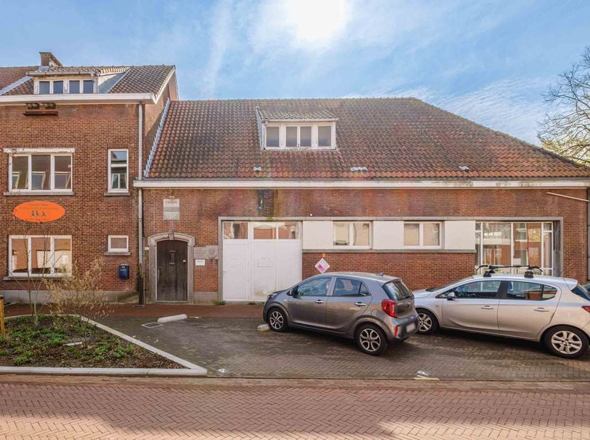 POLYVALENT GEBOUW - PROJECTEIGENDOM -<br />
<br />
In het centrum van Rumst wordt deze strategisch gelegen ontwikkelingssite aangeboden, gelegen binne