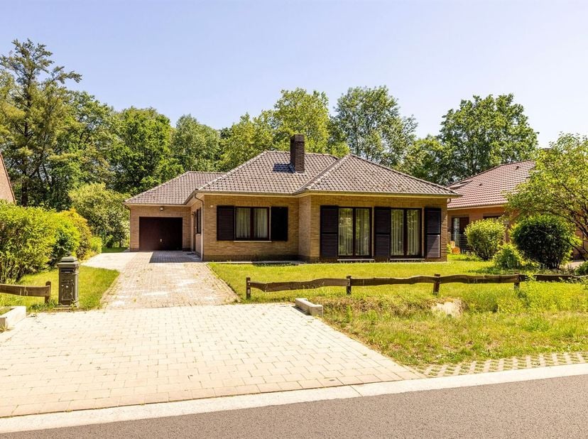 Maison basse rafraîchissable idéalement située sur un terrain d'environ 900 m²<br />
Aménagement :<br />
Hall d'entrée avec toilettes invités, espace