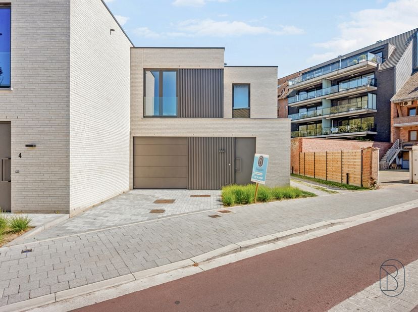 Ontdek deze halfopen bebouwing op een rustige, uiterst centrale locatie in Harelbeke, vlak naast het stadspark en op wandelafstand van de Markt, het c
