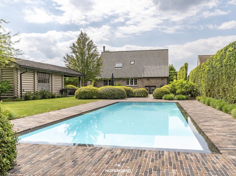 Cette villa magnifiquement rénovée et parfaitement entretenue est située dans la campagne de Stalhille. Un emplacement calme, combiné à un accès facil