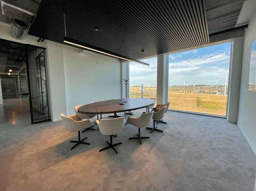 Fenomenaal gelegen nieuwbouw kantoor van 95 m² te huur op amper 900 m van de R0 exit Zaventem-Henneaulaan.<br />
<br />
De kwalitatieve ruimtes met op