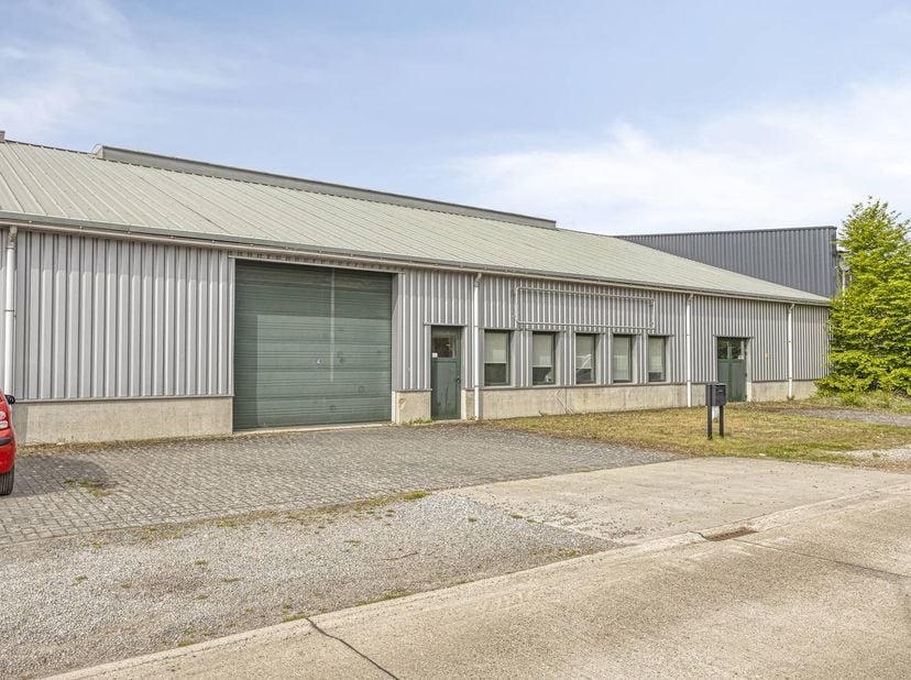 Dit goed gelegen bedrijfspand in Hechtel-Eksel (Zandstraat 1.1, 3940) beschikt over een ruim magazijn en biedt een uitstekende oplossing voor uiteenlo
