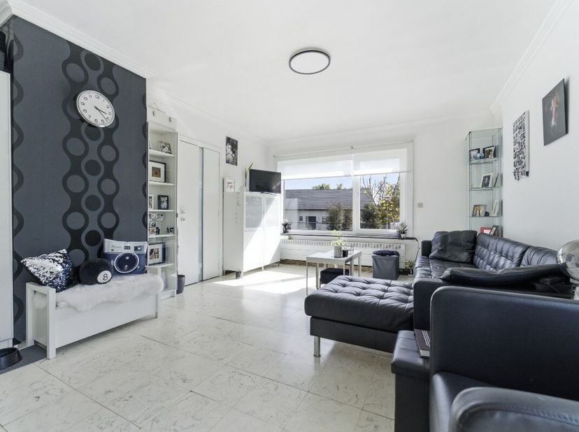 Te koop: halfopen woning in een rustige doodlopende straat in Veurne, op korte afstand van het centrum. Deze woning verwelkomt u via een inkomhal met