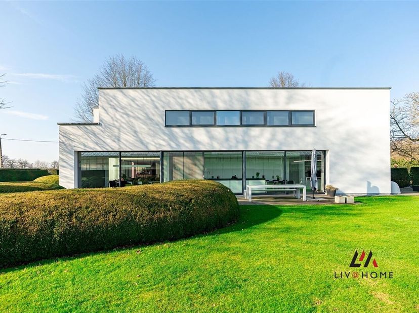 In een oase van rust en groen, op een perceel van +/- 2 hectare, bevindt zich deze moderne, instapklare landbouwwoning (contacteer ons bij eventuele v