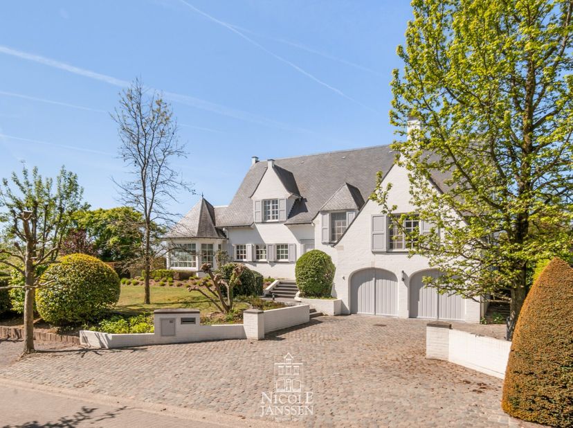 Dit verzorgd landhuis combineert tijdloze elegantie met hedendaags comfort. De woning biedt een royale bewoonbare oppervlakte, hoogwaardige afwerking