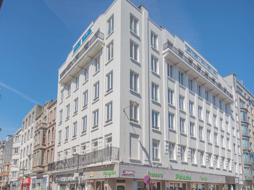 Prachtig gerenoveerd 3-slaapkamer-appartement op de 3de verdieping in een iconisch gebouw "Residentie Albion Palace" in het bruisende centrum van Oost