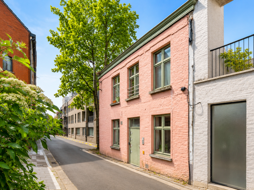 Ligging<br />
Deze interessante opbrengsteigendom is gelegen in het charmante Huidevetterken, een rustige straat op wandelafstand van het historische
