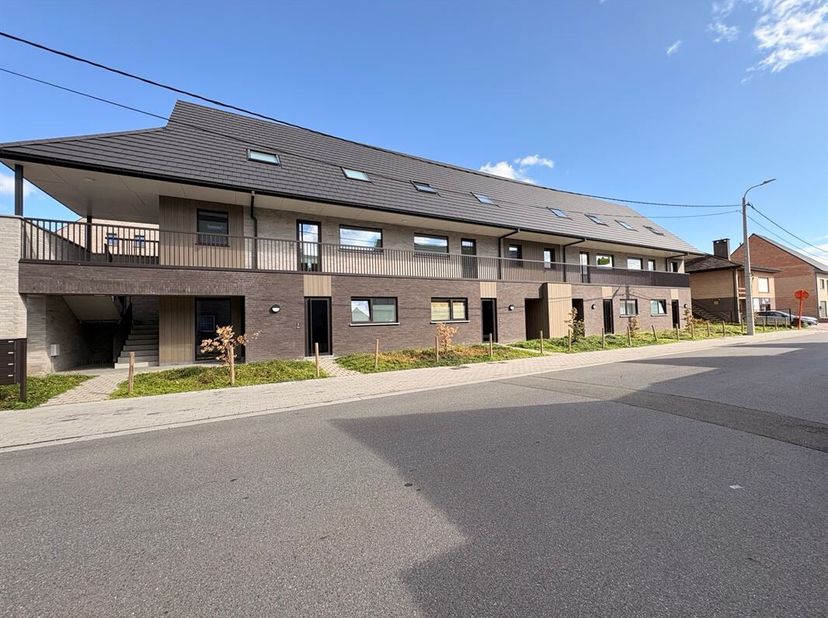Recent duplex-appartement met groot terras, autostaanplaats en fietsenstalplaats<br />
Welkom in dit prachtig duplex-appartement, gelegen op een steen