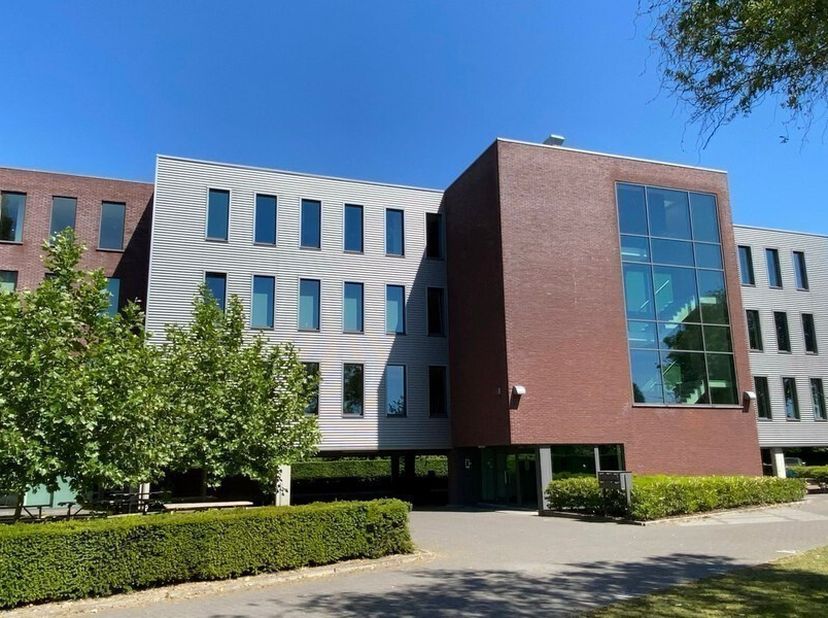 Surface de bureau aménagée de 317m² au deuxième étage<br />
Emplacement : à proximité de la sortie E17 (Lokeren - Zele), emplacement commercial le lon