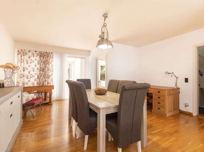 Recent volledig gerenoveerde woning met 3 ruime slaapkamers en terras, met een zeer groot atelier/garage van ca 100 m² op het gelijkvloers. Ideaal voo