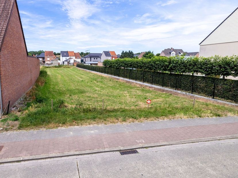 Rustig gelegen, westgerichte bouwgrond voor gesloten bebouwing van 508m² (lot 2). Gelegen te Rillaar met alle faciliteiten in de onmiddellijke omgevin
