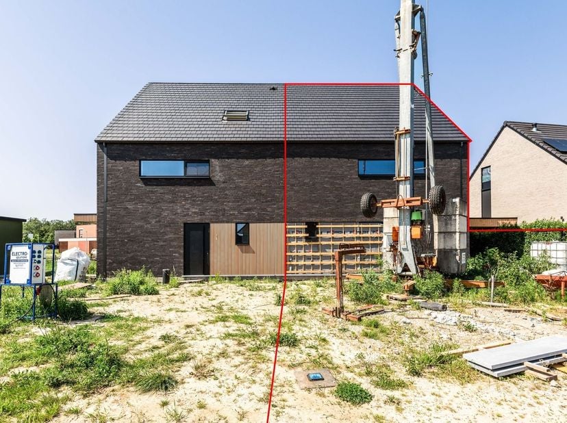 Aan de Steenakkerstraat 53 in Diepenbeek bevindt zich deze ruime casco nieuwbouwwoning in een rustige, gezinsvriendelijke omgeving. De ligging combine
