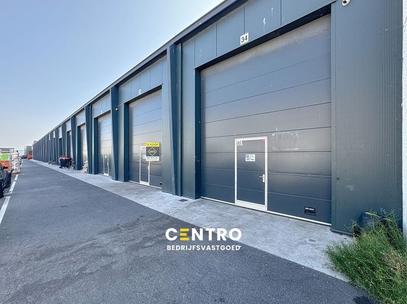 Benaderende OPPERVLAKTEN:<br />
Constructie - bewoonbare oppervlakten<br />
Magazijn: 190m²<br />
Tussenverdieping: 60m²<br />
Aantal parkeerplaatsen: