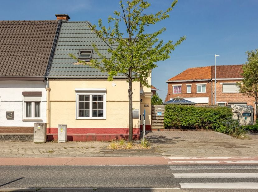 CHARMANTE HALFOPEN BEBOUWING MET DRIE SLAAPKAMERS OP EEN UITSTEKENDE LOCATIE NABIJ HET CENTRUM VAN GENK<br />
<br />
Deze gezellige halfopen bebouwing