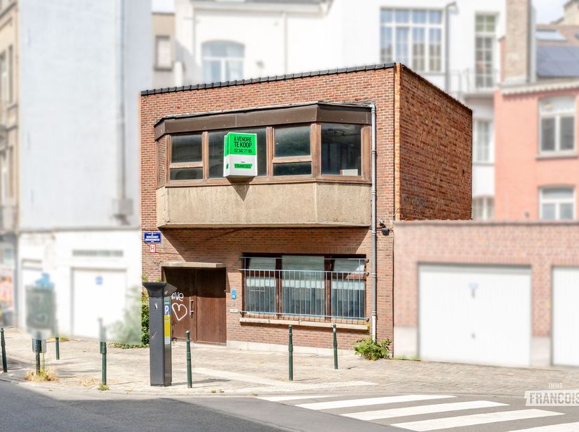 Bent u op zoek naar een karaktervolle eigendom met een unieke uitstraling en eindeloze mogelijkheden? Dan is deze te renoveren woning in het centrum v