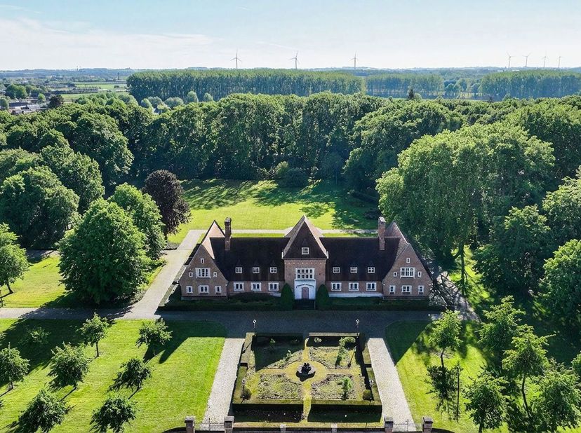 Gelegen tussen Kortrijk en Gent bevindt zich Villa Gaverehof, een zeer prestigieus familiaal landgoed, met een rijke historische achtergrond. Een hoof