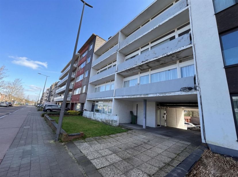 APPARTEMENT REZ-DE-CHAUSSÉE À RÉNOVER AVEC GARAGE INCLUS ET DEUX CAVES! <br />
 Appartement à rénover de 85 m² situé au rez-de-chaussée, comprenant u