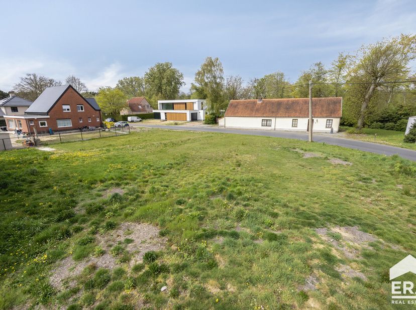 Op zoek naar de ideale locatie om uw droomwoning te realiseren? Deze mooie bouwgrond, gelegen in de rustige Kapelstraat te Balen, biedt een uitstekend