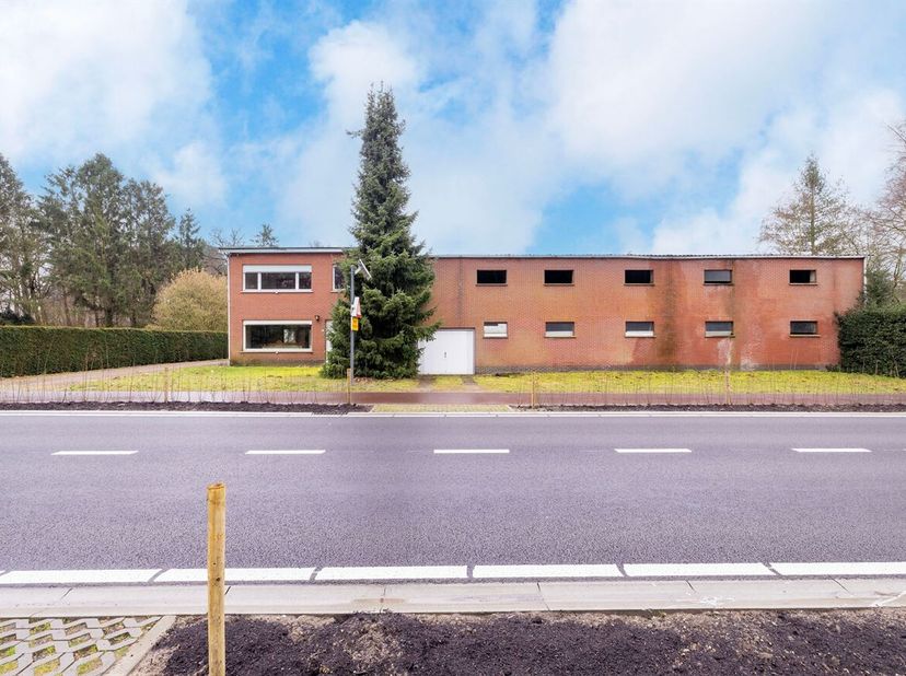 Te renoveren woning met 245m² stallingen.<br />
* Landbouwgebouw.  Wanneer men deze voor residentieel wonen wenst te gebruiken is een functiewijziging