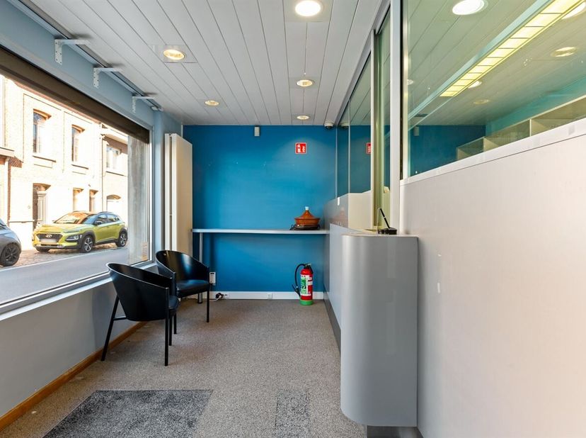Ligging: Deze kantoorruimte is centraal en gunstig gelegen vlakbij het centrum van Wommelgem. Verschillende scholen, winkels, horeca, sportvoorziening