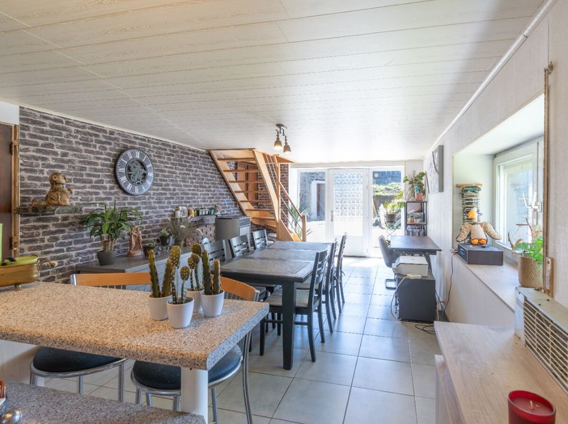 ERA B-LUX vous propose cette maison 3 chambres idéalement située à Sainte-Ode.Cette habitation offre un cadre de vie agréable et fonctionnel avec un s