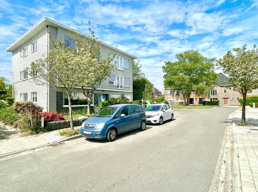 Lichtrijk en ruim appartement op de eerste verdieping van deze kleine residentie in rustige residentiële woonbuurt; Zeer goede locatie nabij alles wat