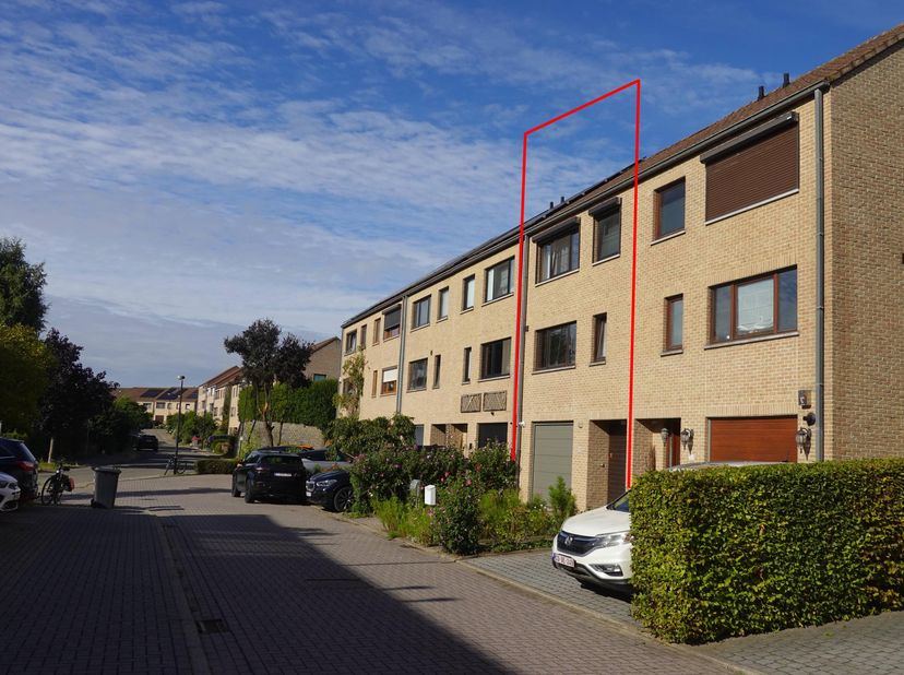 Idéalement située dans une rue calme dans un lotissement.<br />
A 8min de Brussels Airport ou de l'OTAN.<br />
A 100m des champs et un parc tout en ét